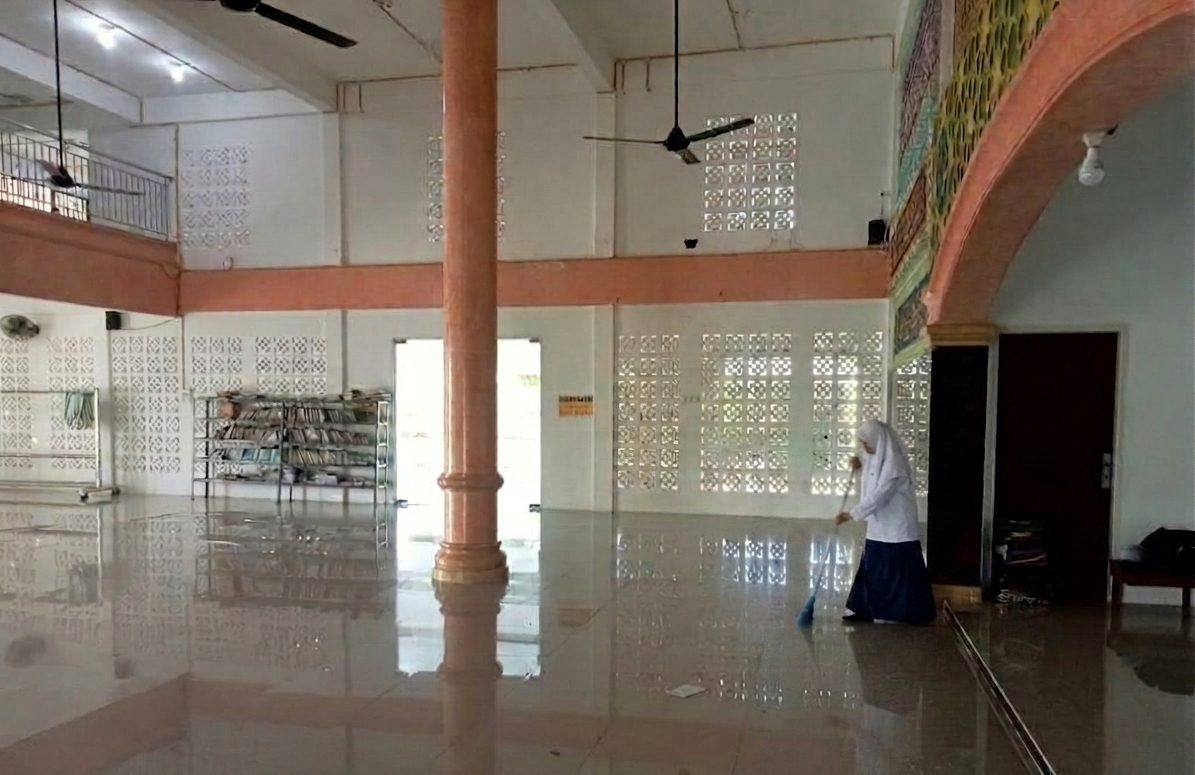 Dokumentasi kegiatan Gerakan Bersih-Bersih Masjid di Masjid Al Hidayah Pada Pondok Pesantren Tahfidz Nur Hidayah