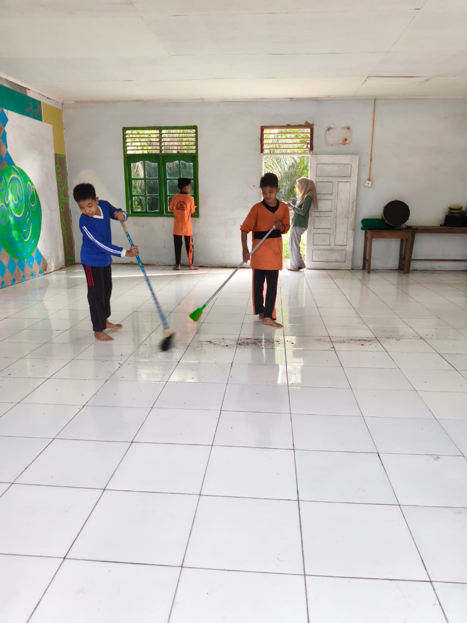 Gerakan Bersih-Bersih Masjid di Mushollah Al - Ikhlas, Kecamatan Kandis — Aksi Guru dan siswa siswi MTs Al Ikhlas