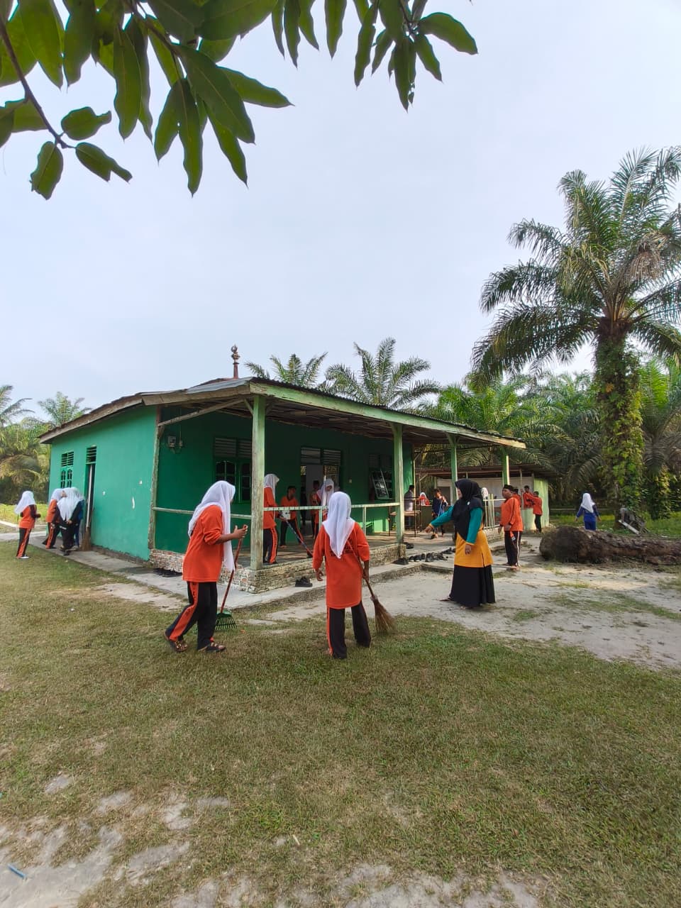 Dokumentasi kegiatan Gerakan Bersih - Bersih Bersama siwa siswi MTs Al Ikhlas di Mushollah  Al - Ikhlas Kecamatan Kandis