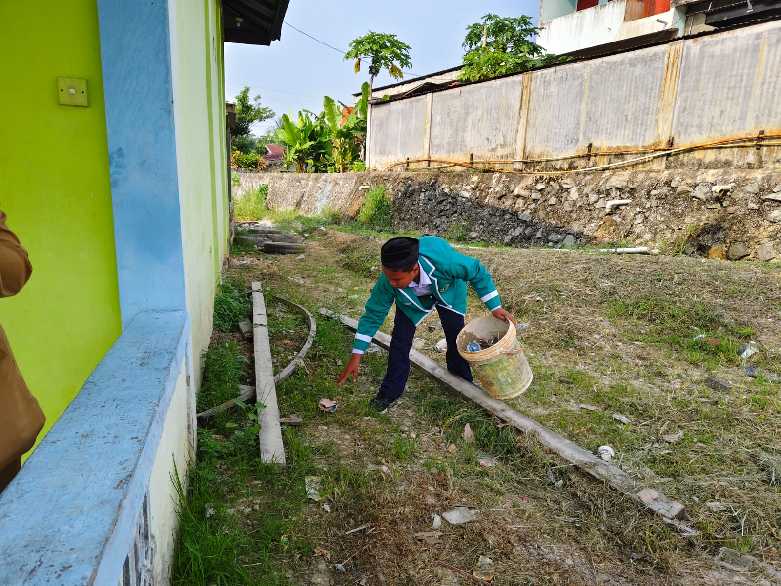 Dokumentasi kegiatan Gerakan Bersih-Bersih Mushalla Al Hijrah, Kecamatan Koto Gasib