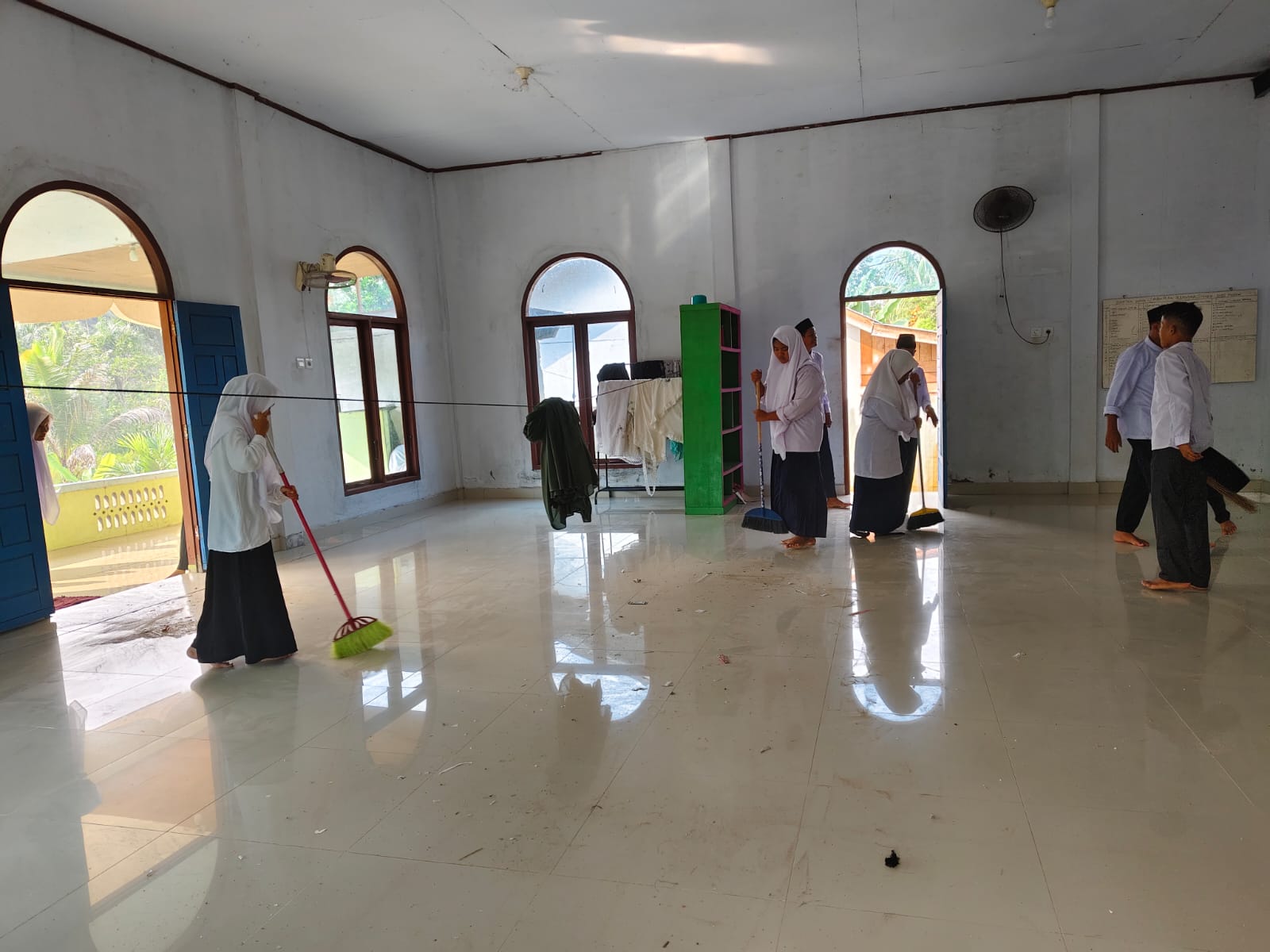 Dokumentasi kegiatan Gerakan Bersih-Bersih Mushalla Al Hijrah, Kecamatan Koto Gasib