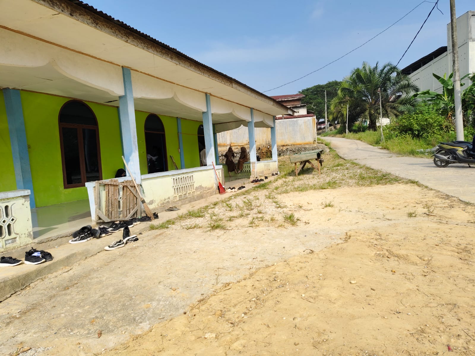 Dokumentasi kegiatan Gerakan Bersih-Bersih Mushalla Al Hijrah, Kecamatan Koto Gasib