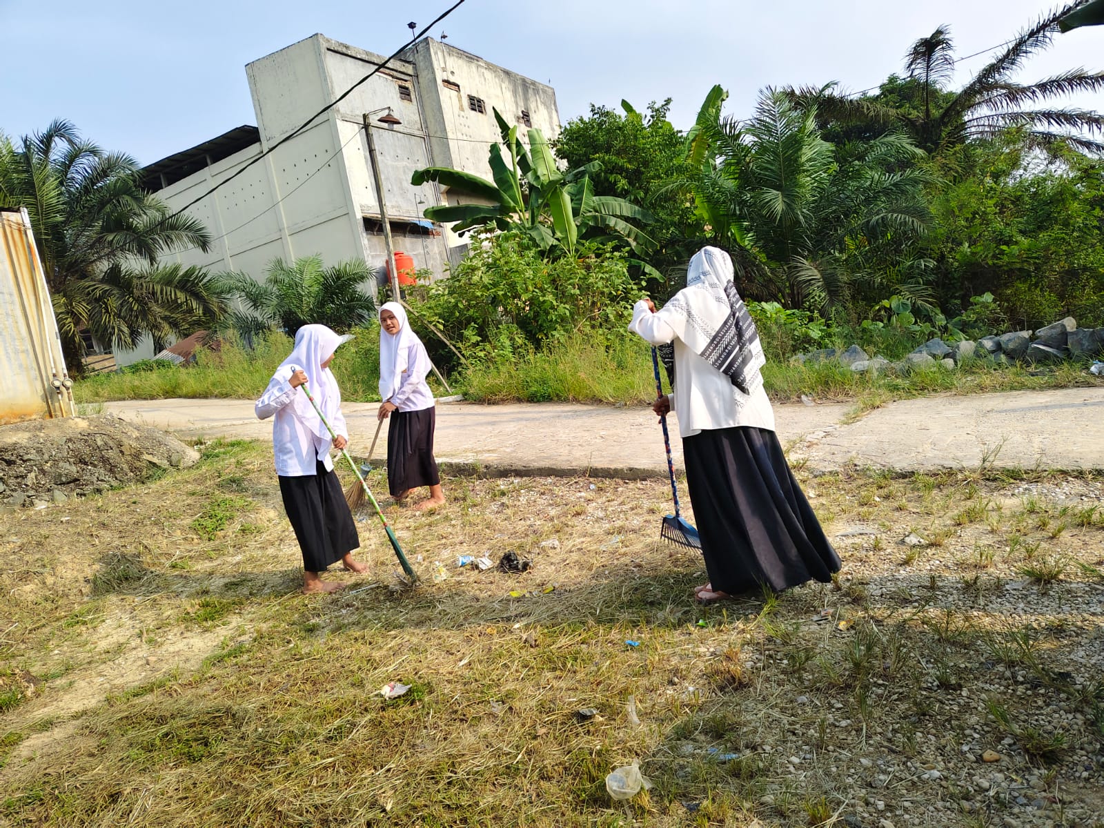 Dokumentasi kegiatan Gerakan Bersih-Bersih Mushalla Al Hijrah, Kecamatan Koto Gasib