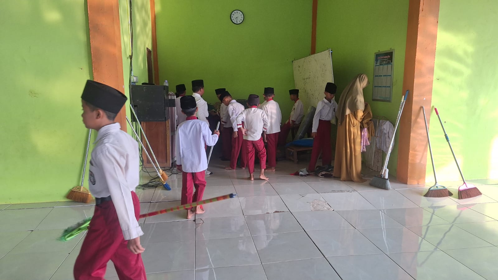 Dokumentasi kegiatan Bersih-bersih lingkungan musholla al wathaniyah