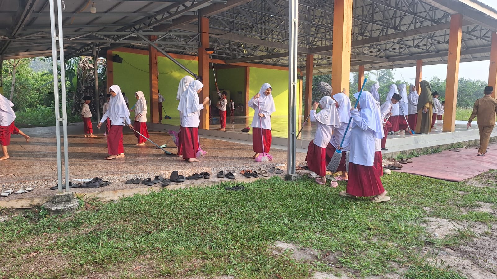 Dokumentasi kegiatan Bersih-bersih lingkungan musholla al wathaniyah