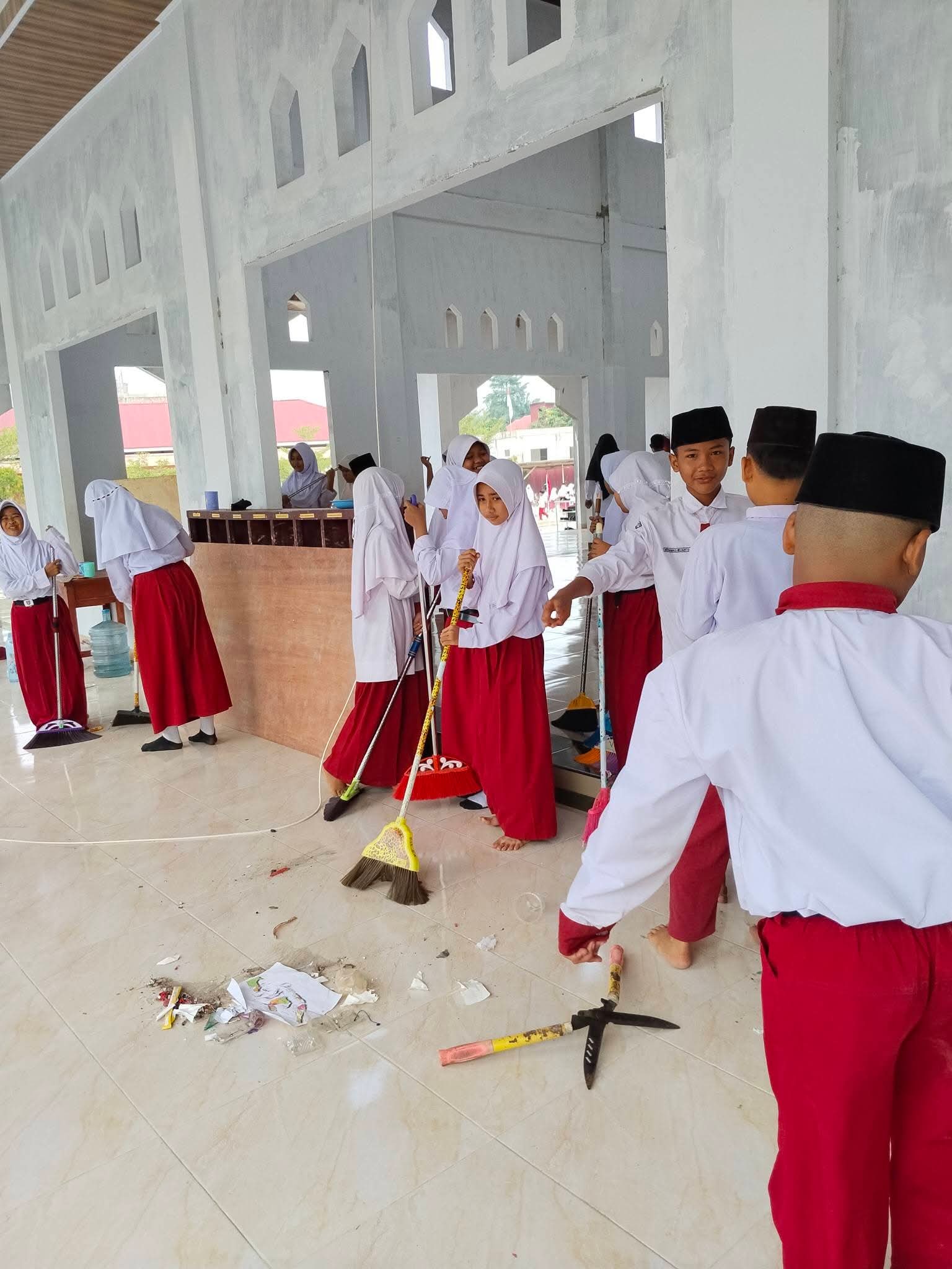 Dokumentasi kegiatan Gerakan Bersih-Bersih Musholla MI Najmul Qur'an Jayapura Kecamatan Bungaraya