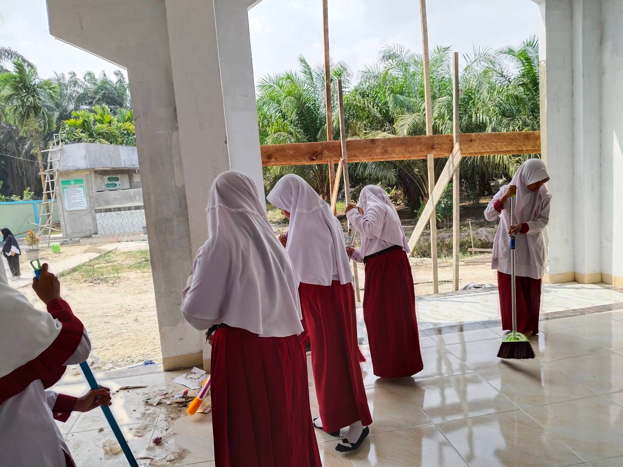 Dokumentasi kegiatan Gerakan Bersih-Bersih Musholla MI Najmul Qur'an Jayapura Kecamatan Bungaraya