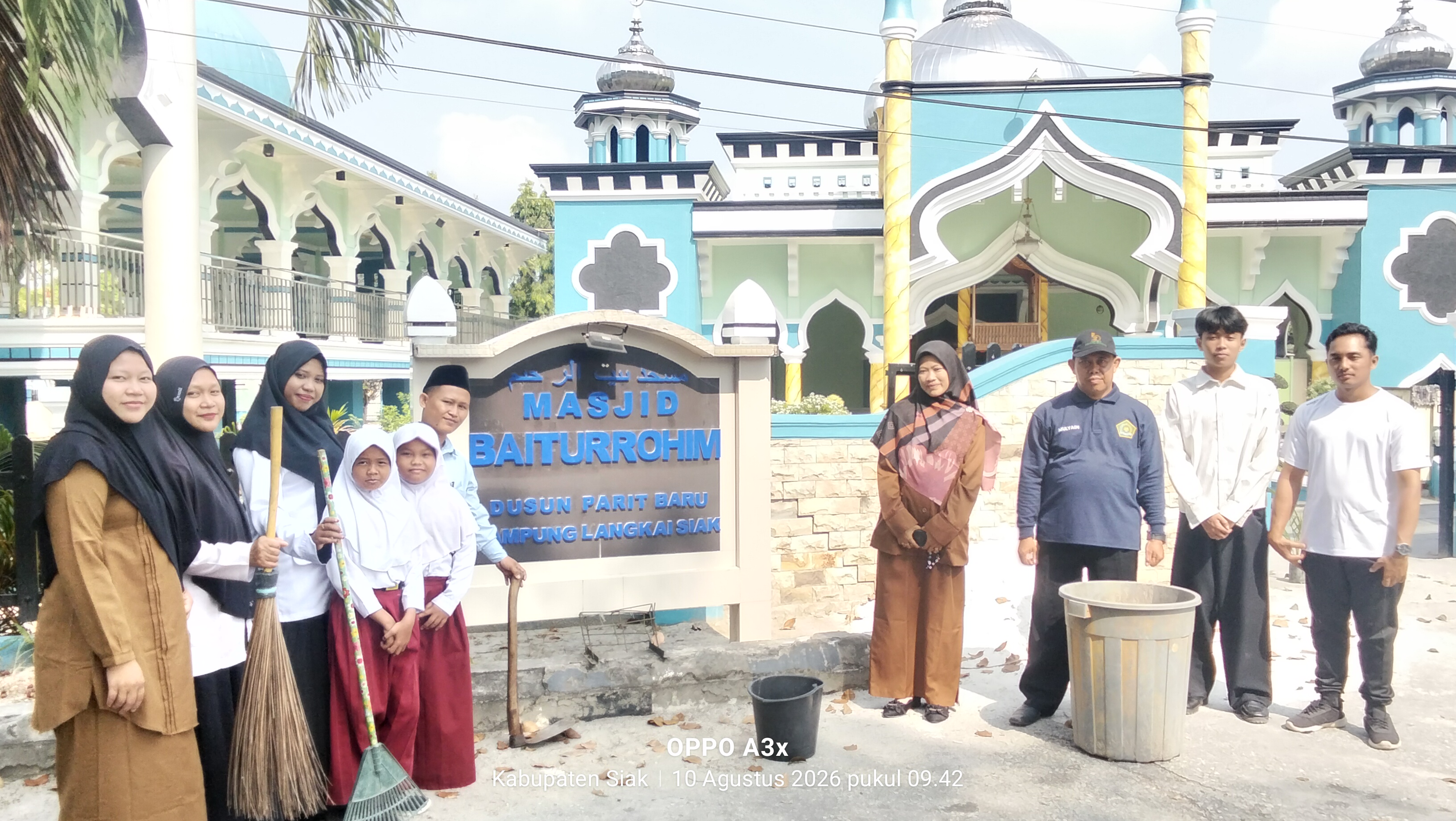 Dokumentasi kegiatan Bersih2 rumah ibadah