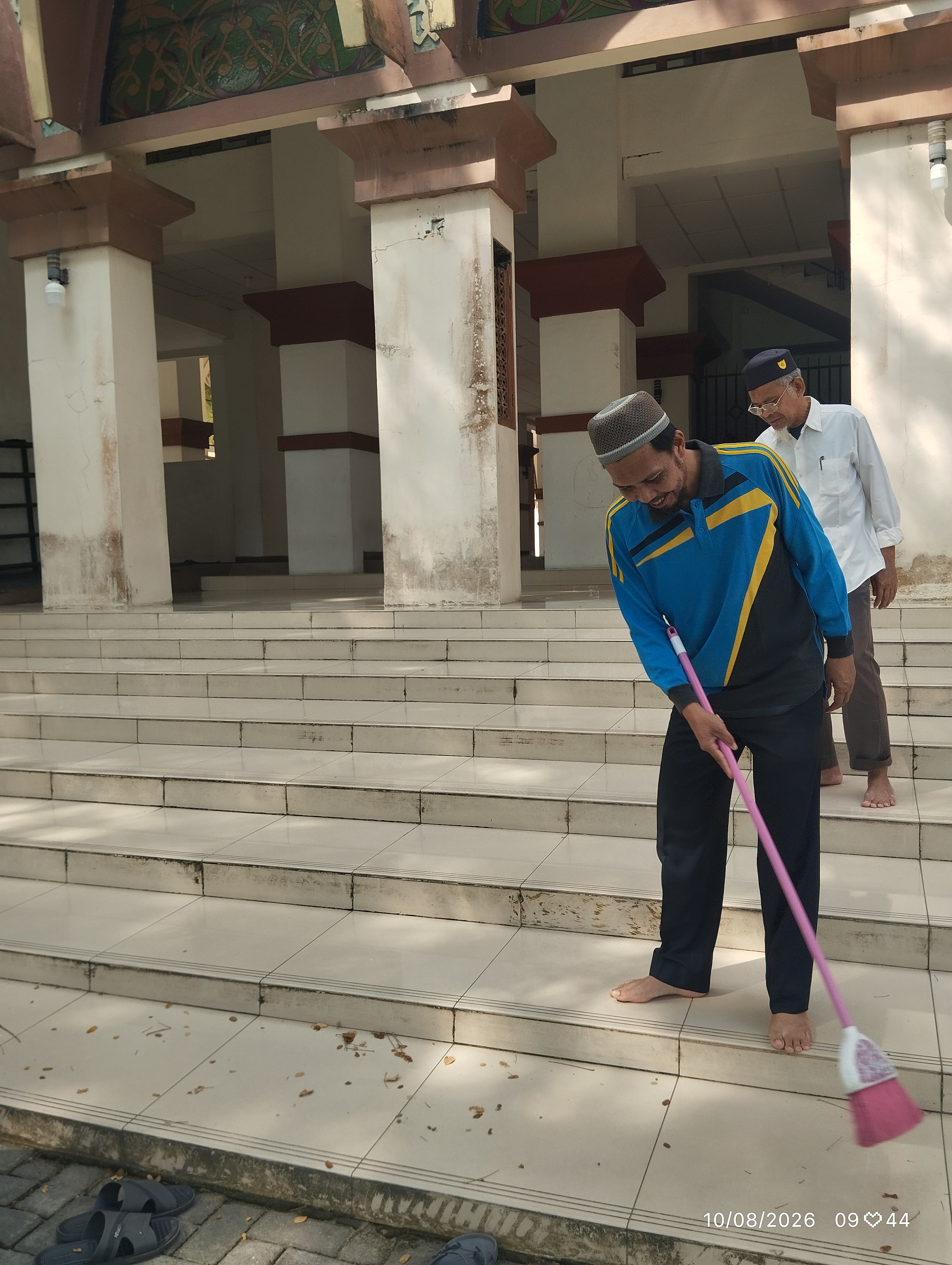 Gerakan Bersih-Bersih Masjid di Masjid Sultan Syarif Hasyim, Kecamatan Siak — Aksi Penyuluh Agama Islam (Mokhtar) bersama pengurus masjid Sultan Syarif Hasyim
