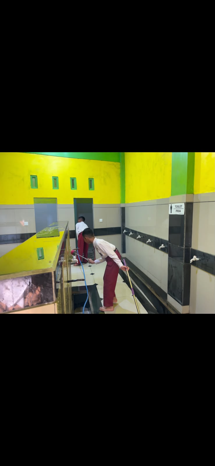 Dokumentasi kegiatan Gerakan bersih-bersih Masjid