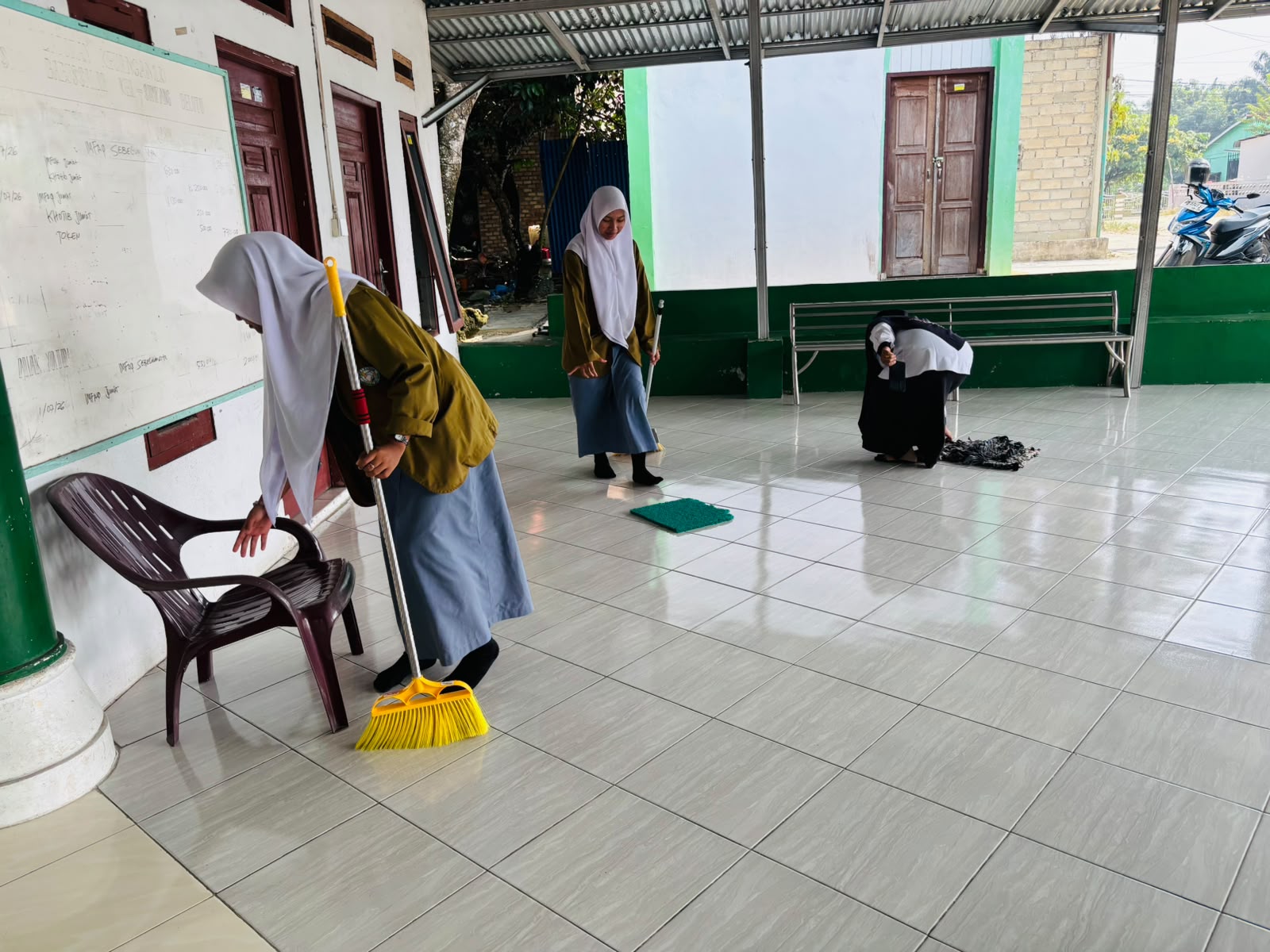 Dokumentasi kegiatan Gerakan Bersih-Bersih Masjid Memperingati HUT RI Ke-81
