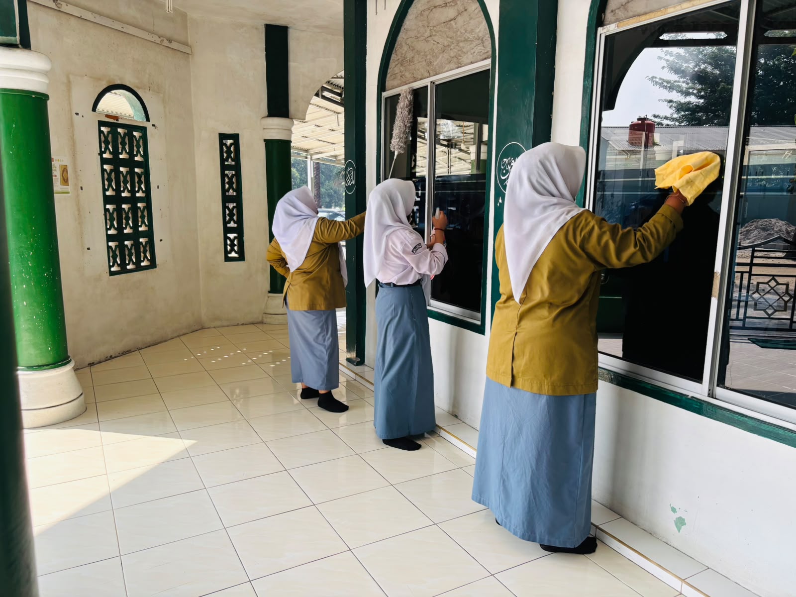 Dokumentasi kegiatan Gerakan Bersih-Bersih Masjid Memperingati HUT RI Ke-81