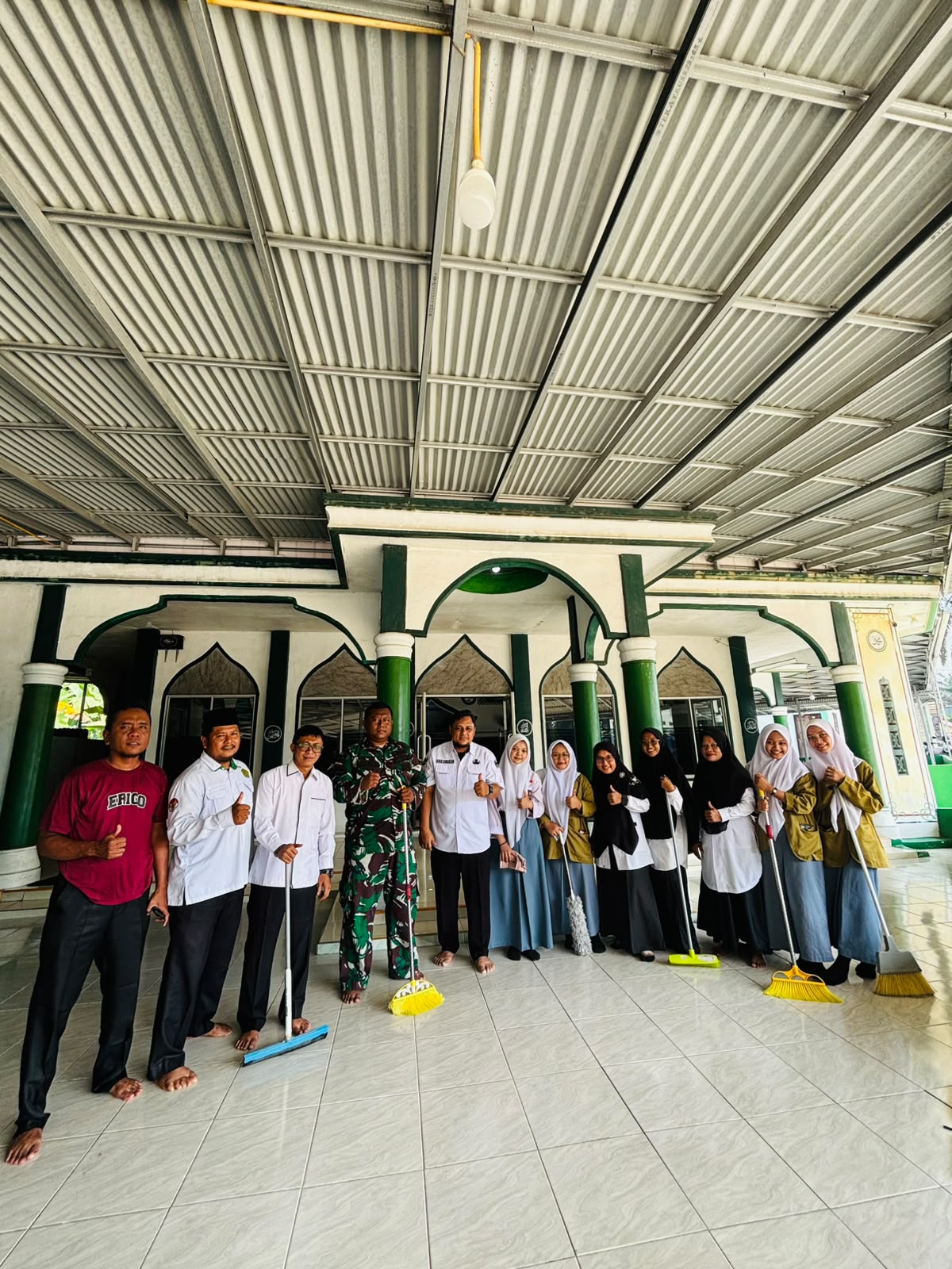Gerakan Bersih-Bersih Masjid di Masjid Babussalam, Kecamatan Kandis — Aksi Pegawai KUA Kecamatan Kandis, Babinsa, Anak Magang