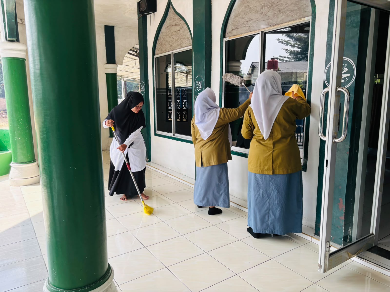 Dokumentasi kegiatan Gerakan Bersih-Bersih Masjid Memperingati HUT RI Ke-81