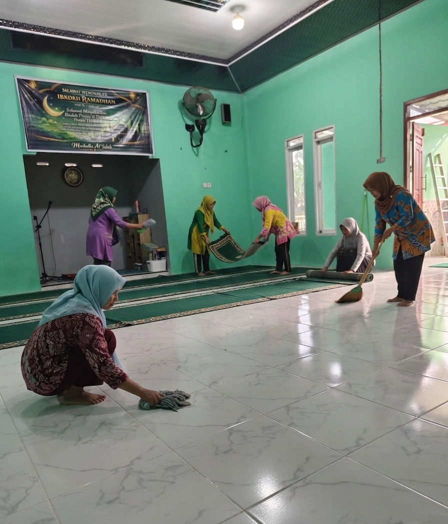 Dokumentasi kegiatan Gerakan Bersih-Bersih Masjid/Mushollah Memperingati HUT RI