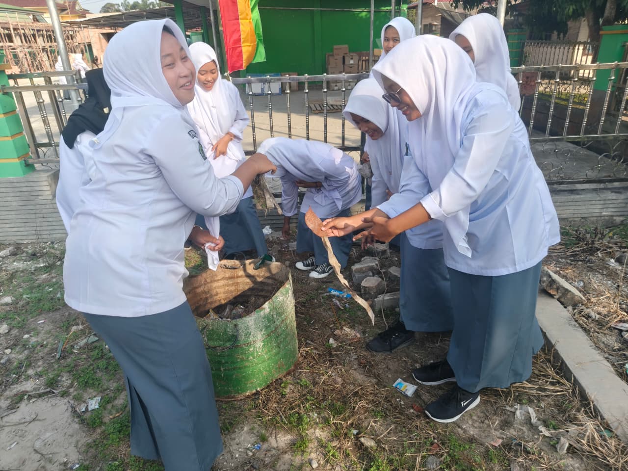 Dokumentasi kegiatan GERAKAN BERSIH-BERSIH MASJID AL ISTIANAH BANDAR SUNGAI KECAMATAN SABAK AUH, KAB. SIAK