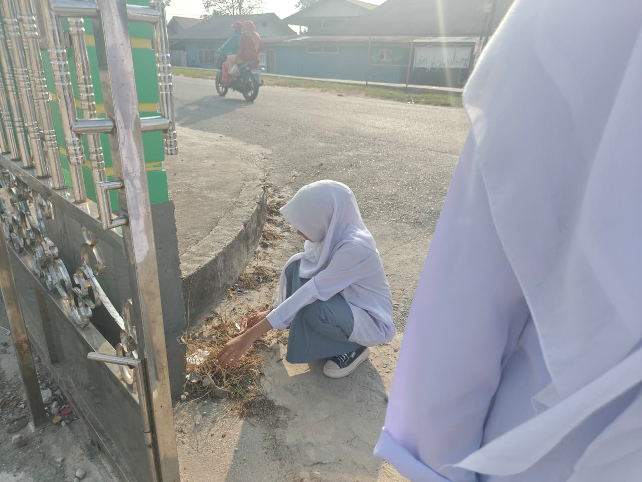 Dokumentasi kegiatan GERAKAN BERSIH-BERSIH MASJID AL ISTIANAH BANDAR SUNGAI KECAMATAN SABAK AUH, KAB. SIAK