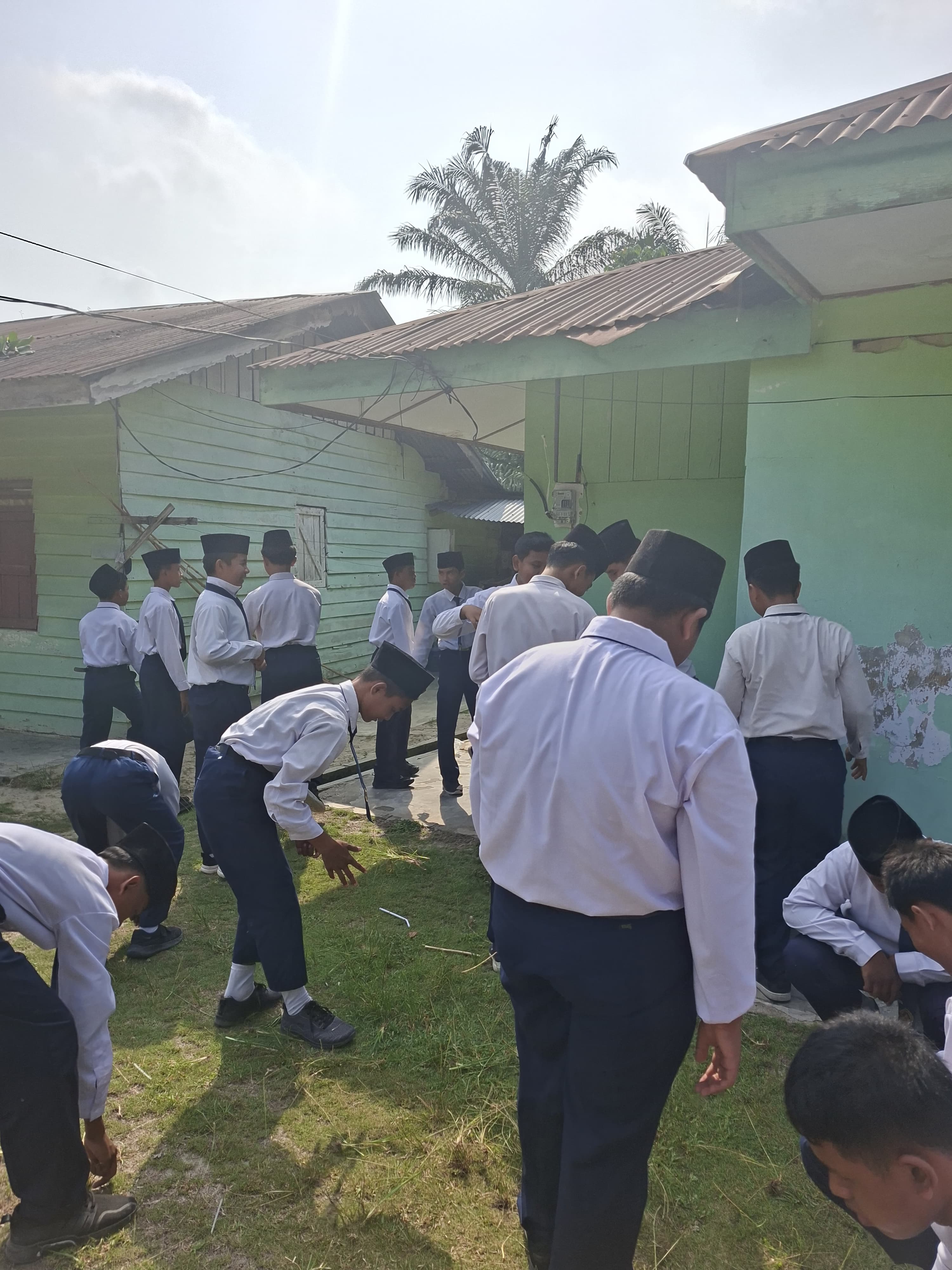 Dokumentasi kegiatan GERAKAN BERSIH-BERSIH MASJID DAN MUSHOLLA DI MASJID AT-TAQWA DAN MUSHOLLA MIFTAHUL HUDA