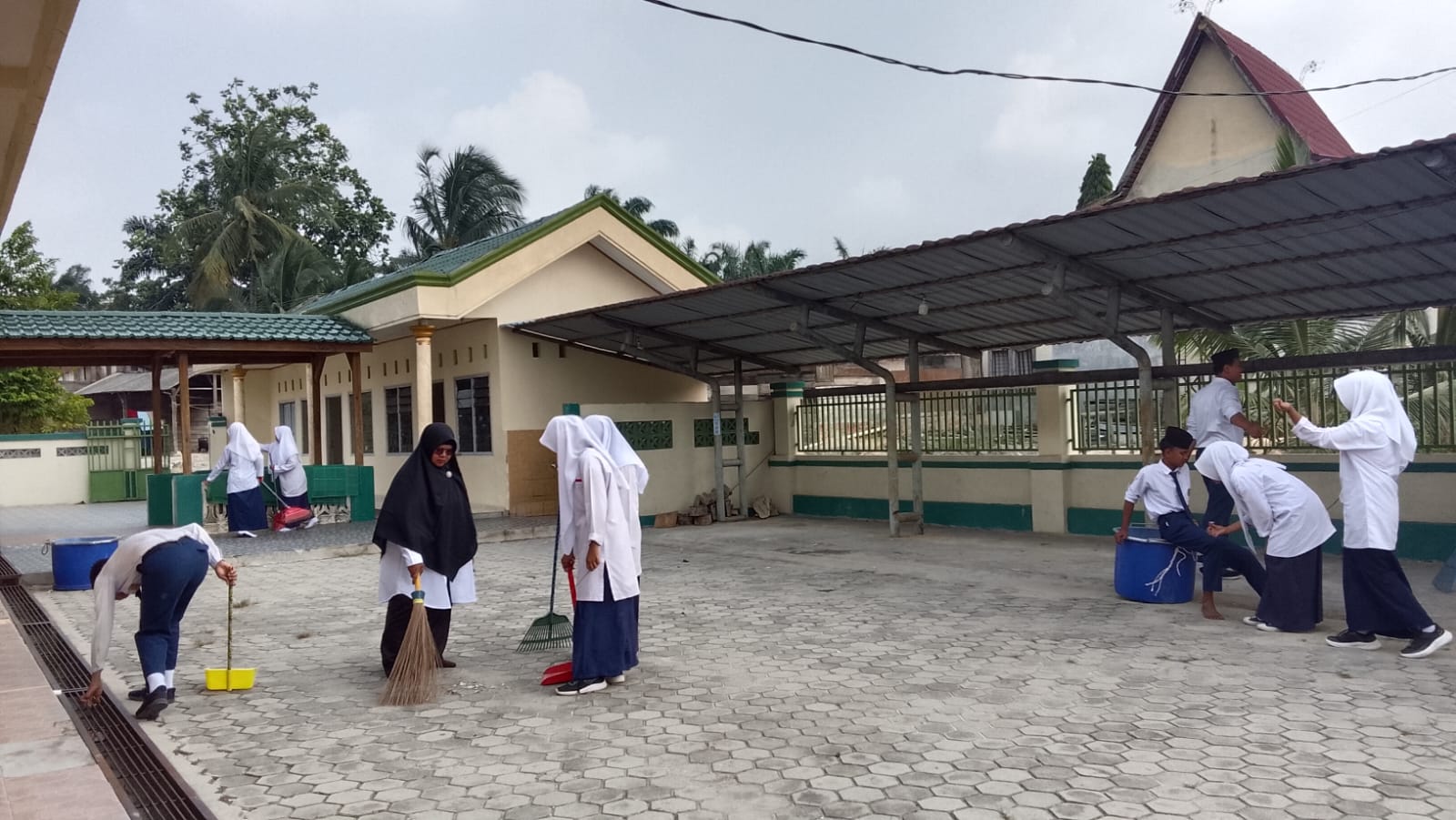 Dokumentasi kegiatan GERAKAN BERSIH-BERSIH MASJID DAN MUSHOLLA DI MASJID AT-TAQWA DAN MUSHOLLA MIFTAHUL HUDA