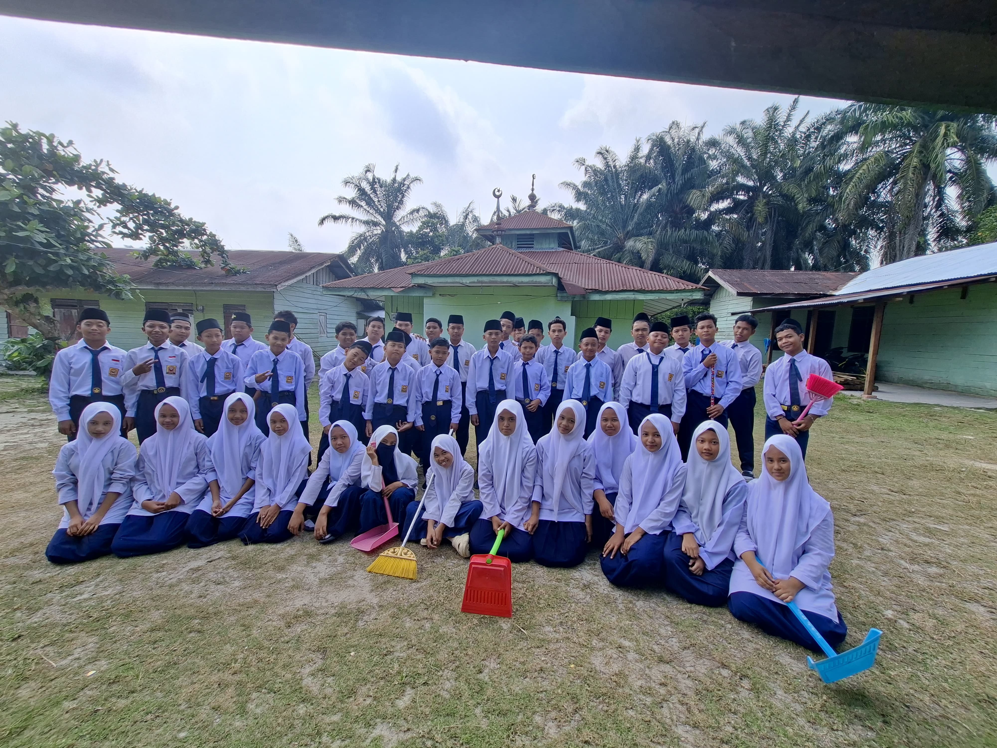 Dokumentasi kegiatan GERAKAN BERSIH-BERSIH MASJID DAN MUSHOLLA DI MASJID AT-TAQWA DAN MUSHOLLA MIFTAHUL HUDA