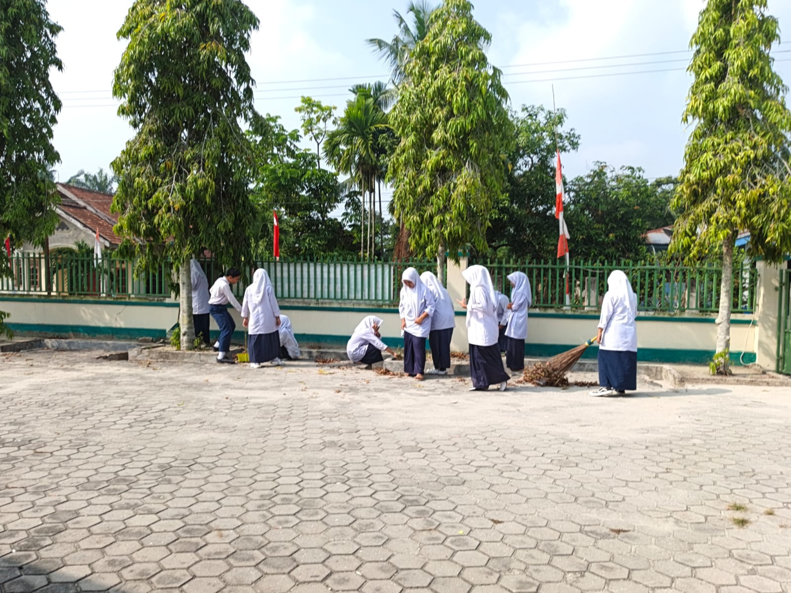 Gerakan Penghijauan di MASJID AT-TAQWA dan MUSHOLLA MIFTAHUL HUDA, Kecamatan Koto Gasib — Aksi Para Murid dan Guru MTS AL-FATTAH