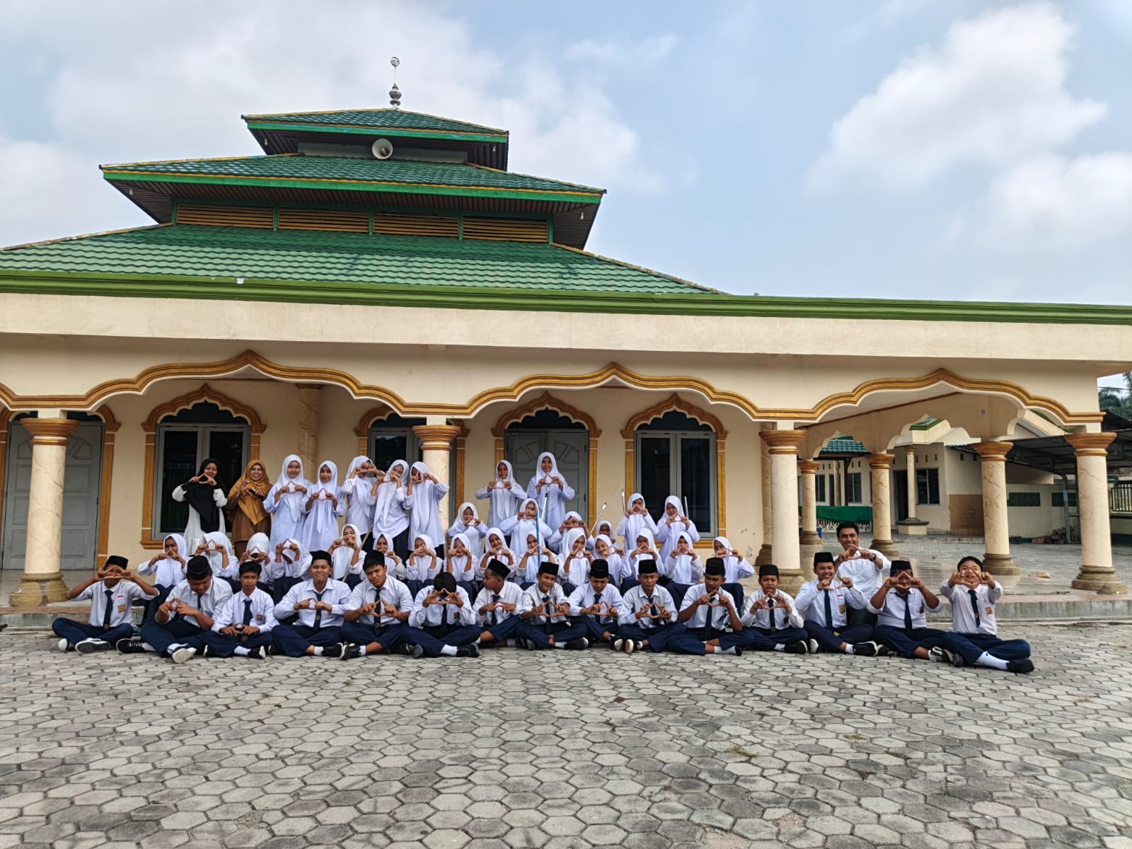 Dokumentasi kegiatan GERAKAN BERSIH-BERSIH MASJID DAN MUSHOLLA DI MASJID AT-TAQWA DAN MUSHOLLA MIFTAHUL HUDA