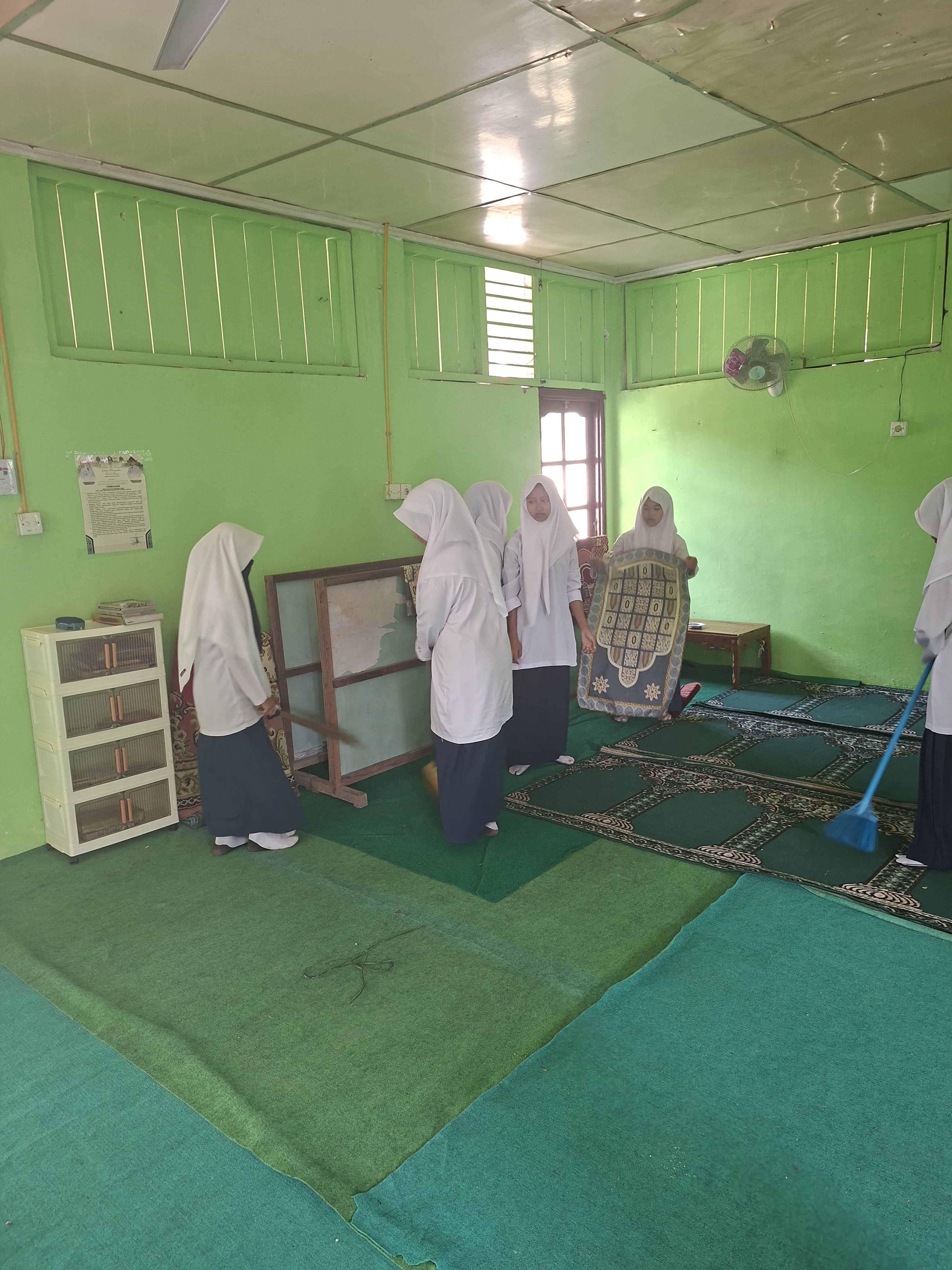 Dokumentasi kegiatan GERAKAN BERSIH-BERSIH MASJID DAN MUSHOLLA DI MASJID AT-TAQWA DAN MUSHOLLA MIFTAHUL HUDA