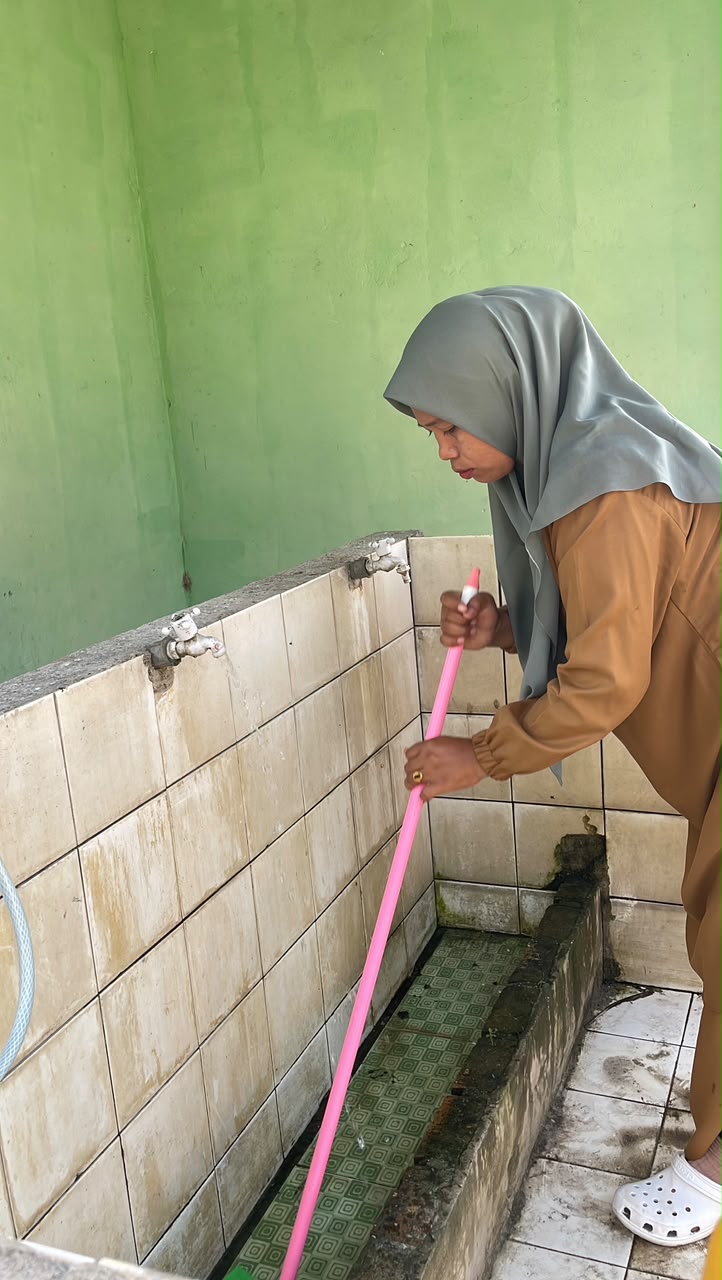 Gerakan Bersih-Bersih Masjid di MUSHOLLA NURUL IMAN, Kecamatan Sungai Apit — Aksi Warga Madrasah Raudhotul Ulum