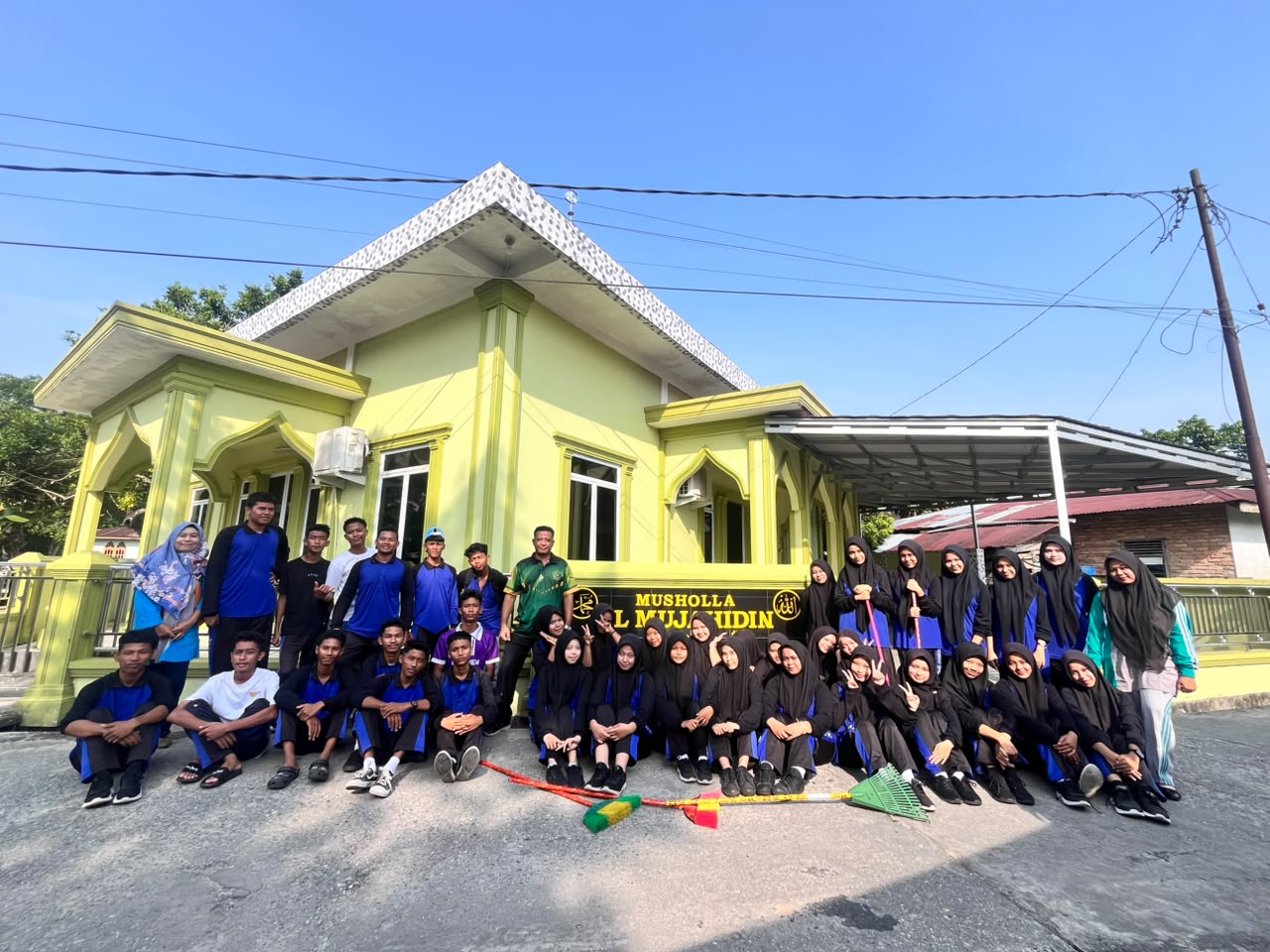 Dokumentasi kegiatan Gerakan Bersih Bersih Mesjid (Gebermas) al Mujahidin oleh MA nurul Hidayah Sungai apit