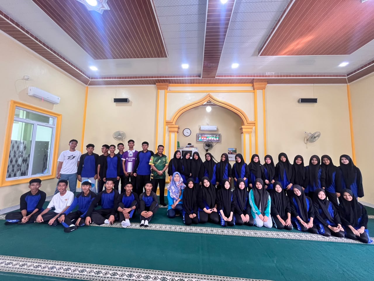 Gerakan Penghijauan di jalan gajahmada gang rambutan, Kecamatan Sungai Apit — Aksi kepala madrasah aliyahnl nurul hidayah, guru, dan murid