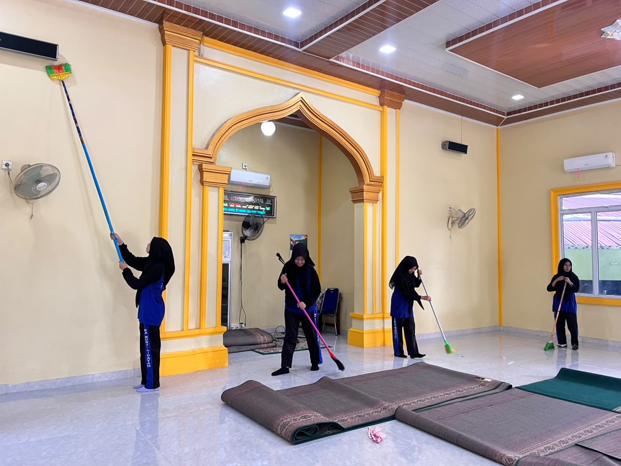 Dokumentasi kegiatan Gerakan Bersih Bersih Mesjid (Gebermas) al Mujahidin oleh MA nurul Hidayah Sungai apit