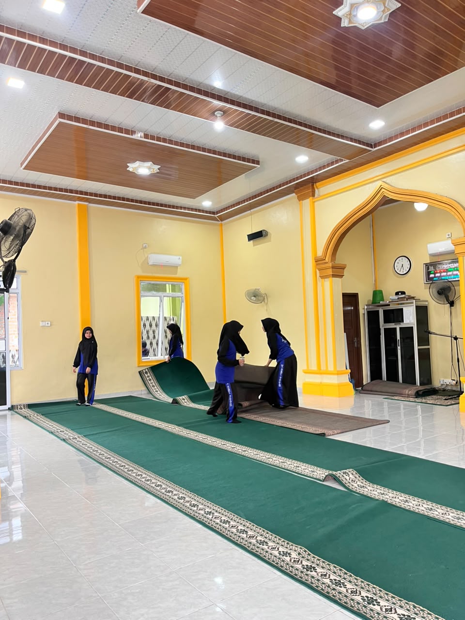 Dokumentasi kegiatan Gerakan Bersih Bersih Mesjid (Gebermas) al Mujahidin oleh MA nurul Hidayah Sungai apit