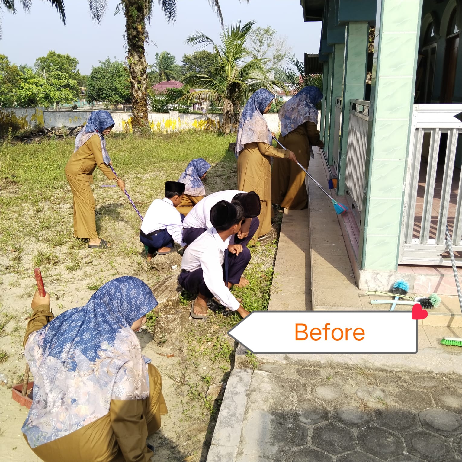 Dokumentasi kegiatan Gerakan bersih-bersih musola Al-Istiqomah Kampung Sialang sakti