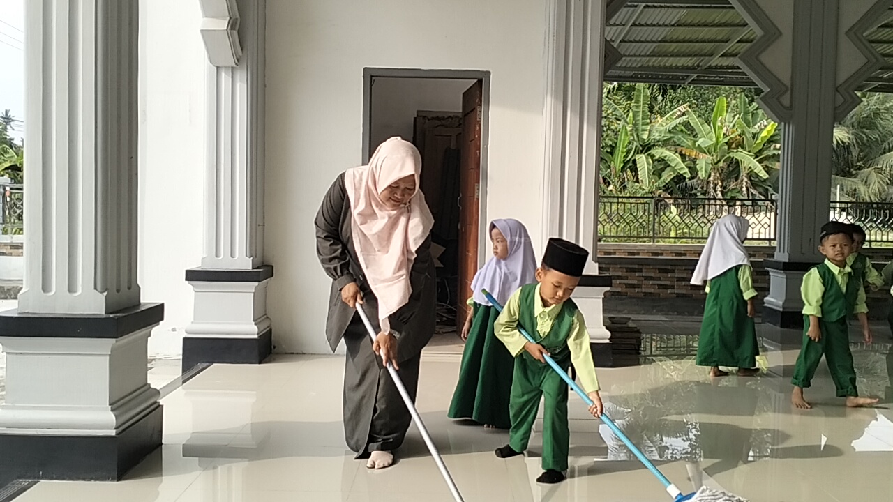 Dokumentasi kegiatan Gerakan Bersih-Bersih Masjid di Masjid Baiturrahman Sabak Permai