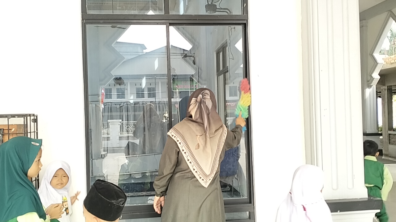 Dokumentasi kegiatan Gerakan Bersih-Bersih Masjid di Masjid Baiturrahman Sabak Permai