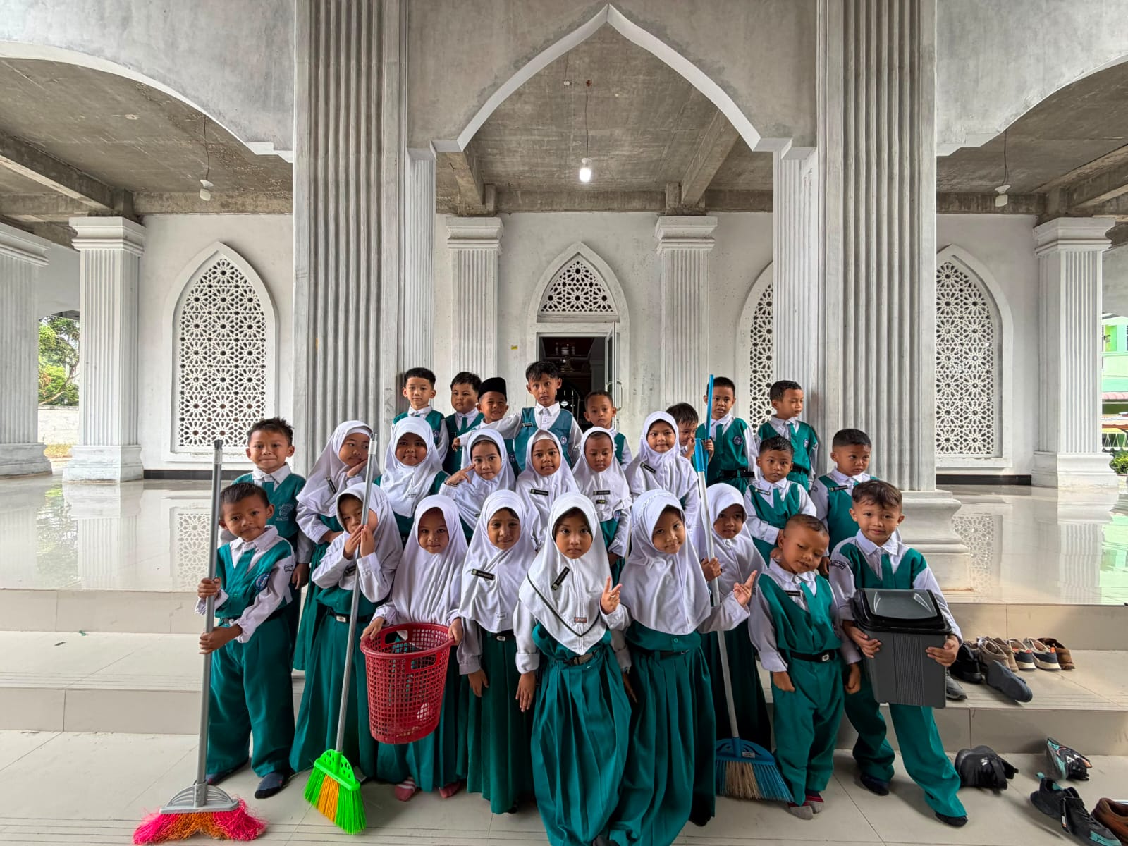 Dokumentasi kegiatan Gerakan Bersih - Bersih Masjid ( GEBERMAS )