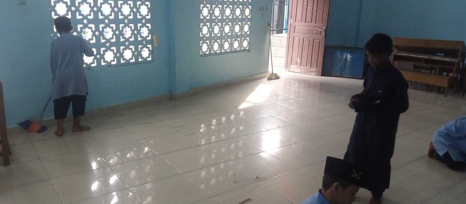 Dokumentasi kegiatan Gerakan Bersih-bersih Mushola Madrasah