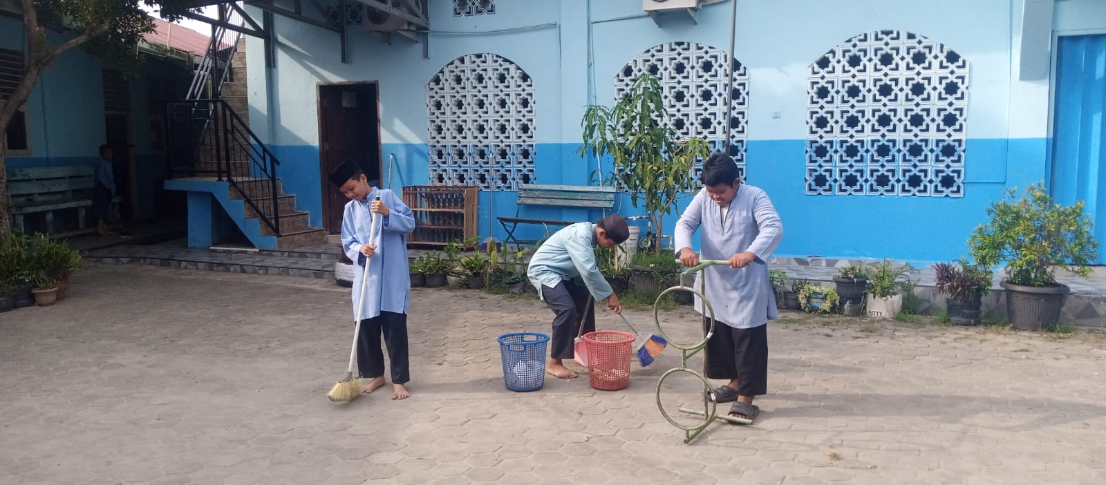 Gerakan Bersih-Bersih Masjid di Mushola MI AS SALAFIYAH, Kecamatan Tualang — Aksi Warga sekolah