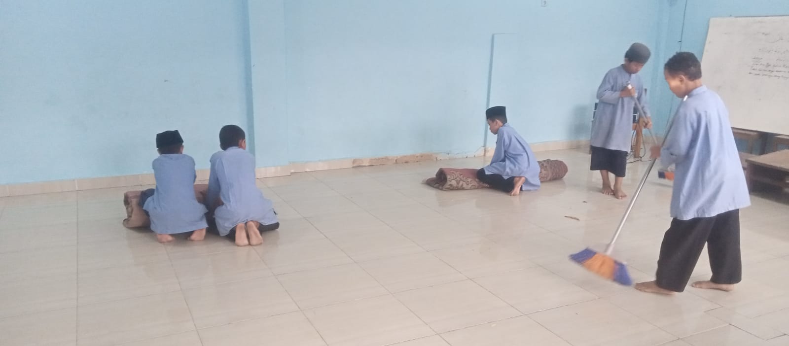 Dokumentasi kegiatan Gerakan Bersih-bersih Mushola Madrasah