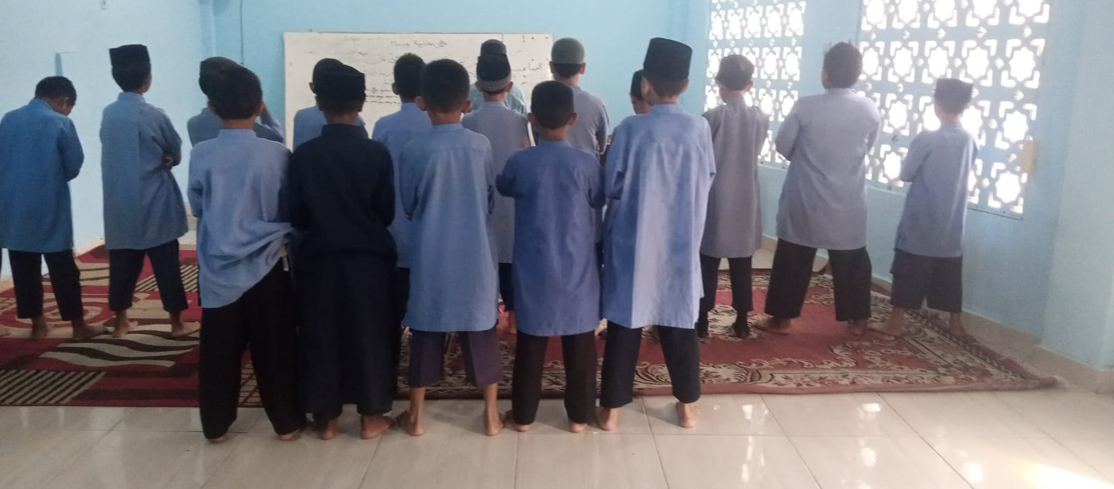Dokumentasi kegiatan Gerakan Bersih-bersih Mushola Madrasah