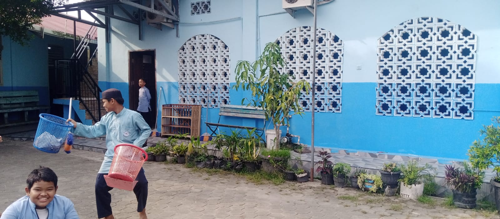 Dokumentasi kegiatan Gerakan Bersih-bersih Mushola Madrasah