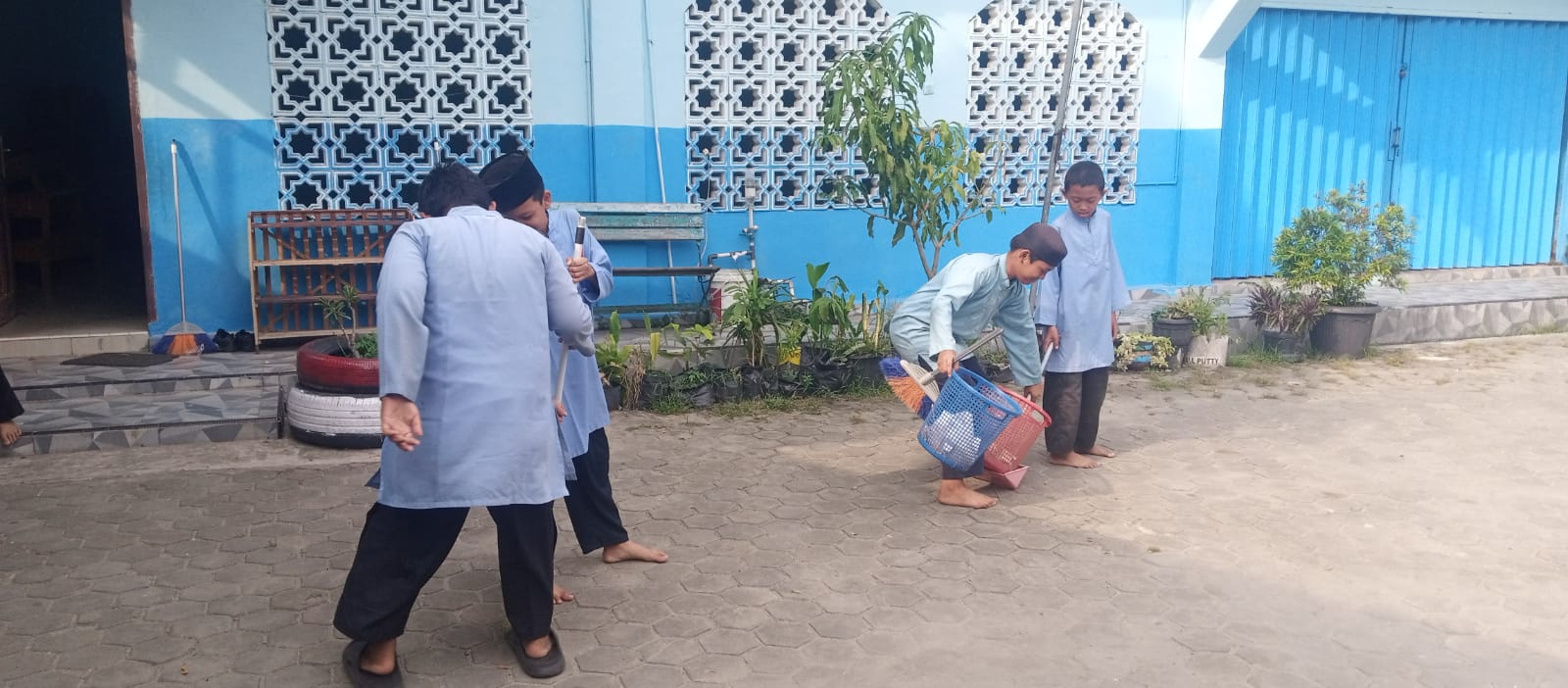Dokumentasi kegiatan Gerakan Bersih-bersih Mushola Madrasah