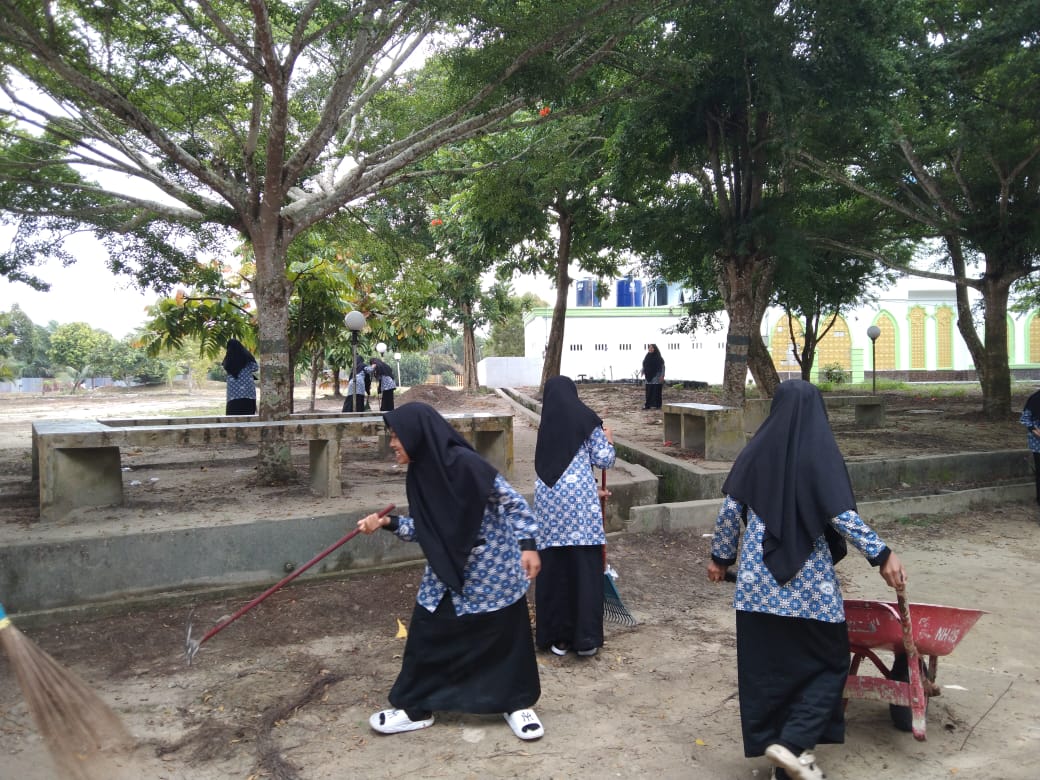 Dokumentasi kegiatan Gerakan Bersih-Bersih Masjid di Masjid Al Hidayah Pada Pondok Pesantren Tahfidz Nur Hidayah