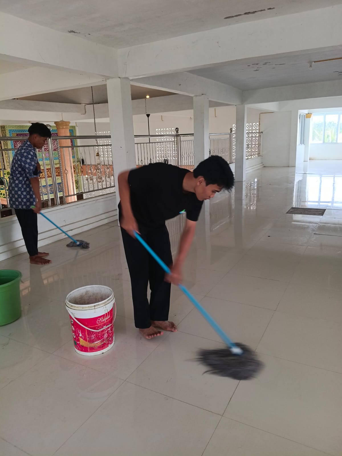 Dokumentasi kegiatan Gerakan Bersih-Bersih Masjid di Masjid Al Hidayah Pada Pondok Pesantren Tahfidz Nur Hidayah
