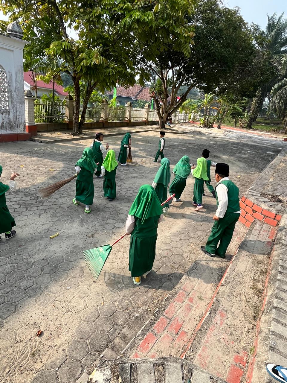 Dokumentasi kegiatan Gerakan Bersih-Bersih Masjid Bersama Guru dan Siswa RA HIDAYATULLAH di Masjid Baitul Makmur