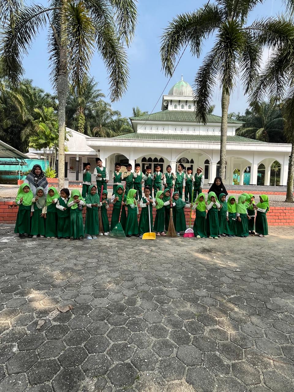Dokumentasi kegiatan Gerakan Bersih-Bersih Masjid Bersama Guru dan Siswa RA HIDAYATULLAH di Masjid Baitul Makmur
