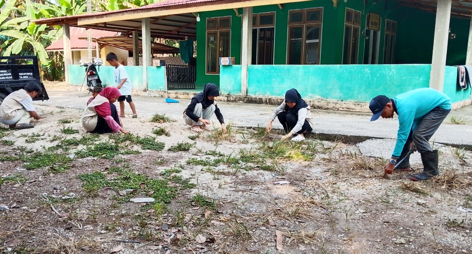 Dokumentasi kegiatan gerakan bersih bersih masjid di Mushalla Al-Muttaqin Kampung Buantan Besar Kecamatan Siak