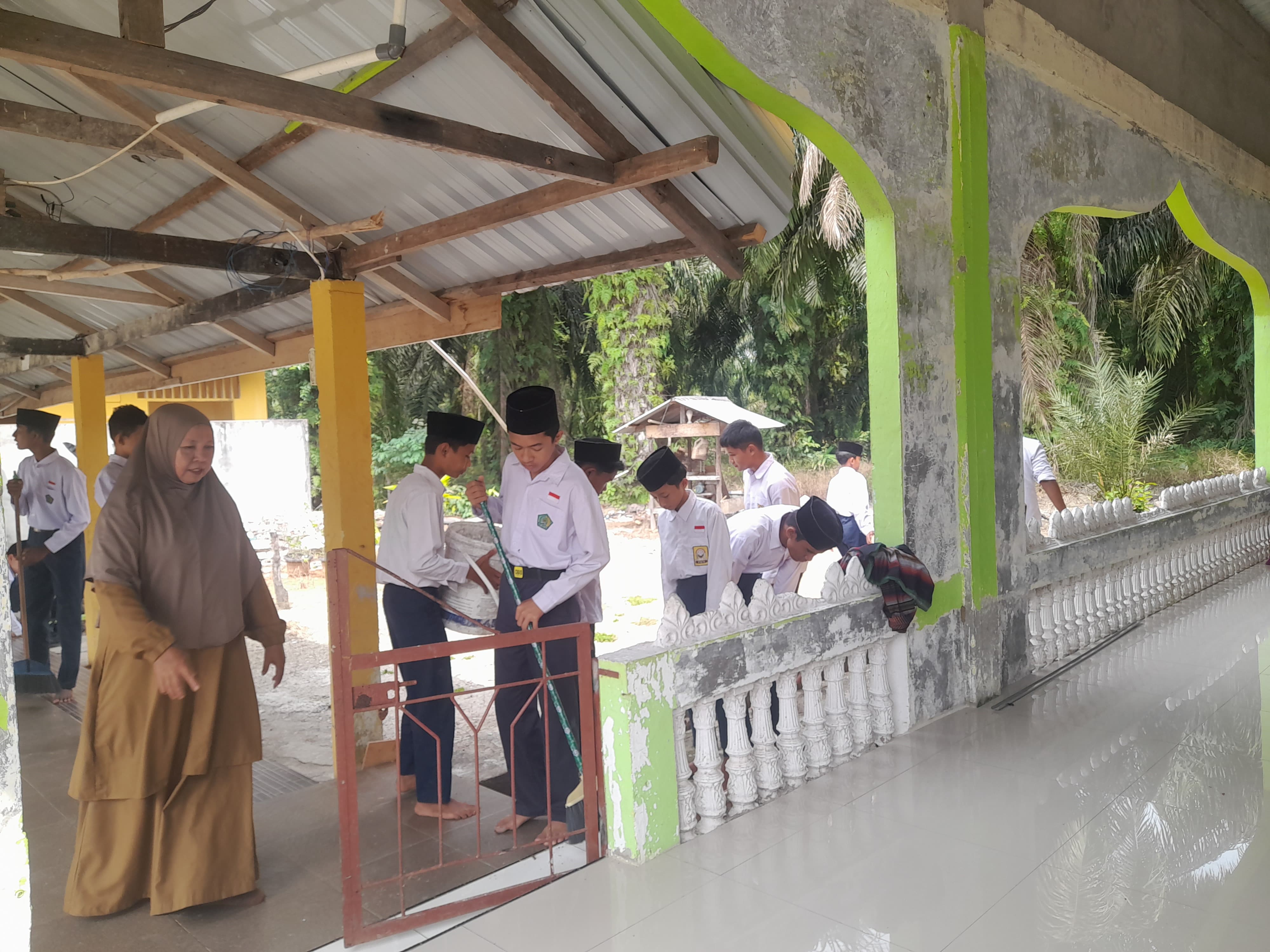 Dokumentasi kegiatan GEBERMAS MTs Nurul Ikhsan Sungai Rawa di Masjid Al Mustaqim Sungai Rawa