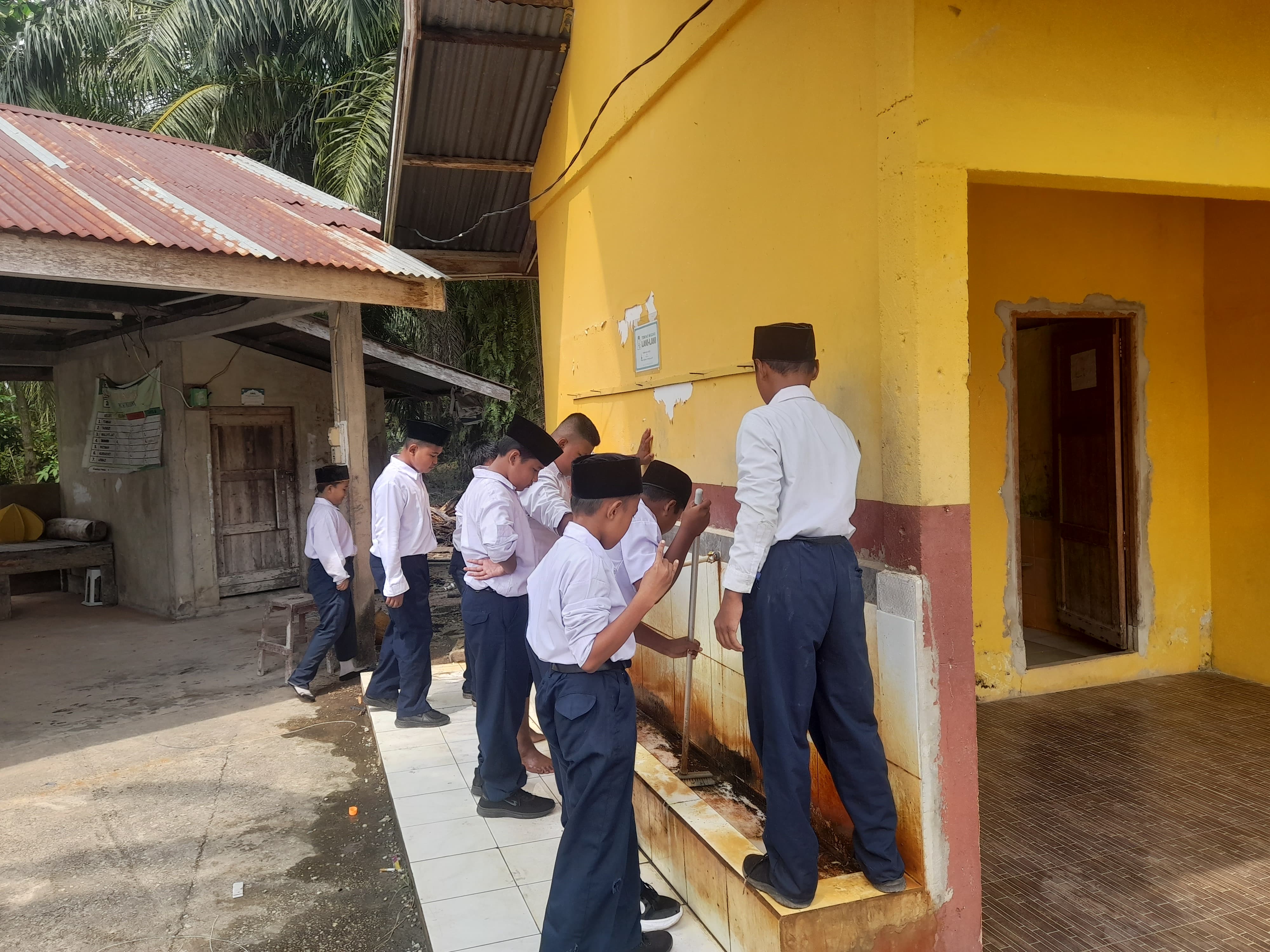 Dokumentasi kegiatan GEBERMAS MTs Nurul Ikhsan Sungai Rawa di Masjid Al Mustaqim Sungai Rawa