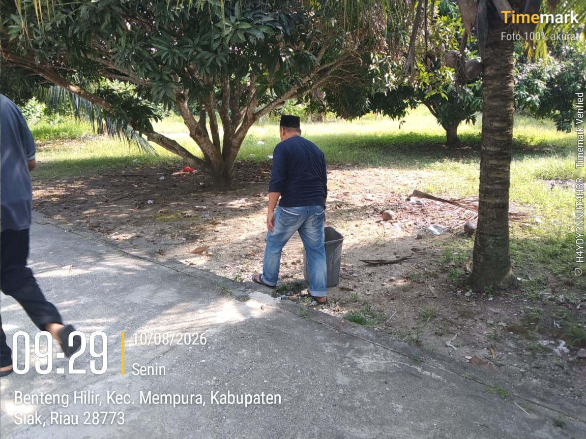 Gerakan Bersih-Bersih Masjid di Masjid Nurul Ikhlas /Kampung Benteng Hilir, Kecamatan Mempura — Aksi Penyuluh agama islam kua dan pengurus masjid Nurul Ikhlas